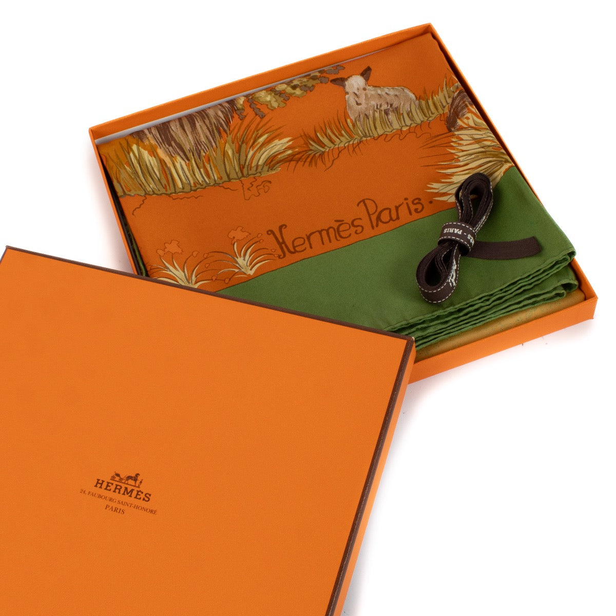 Shop safe online at Labellov in Antwerp, Brussel and Knokke this 100% authentic second hand Hermès Multicolor Nuba Mountain Silk Carré 90 Scarf