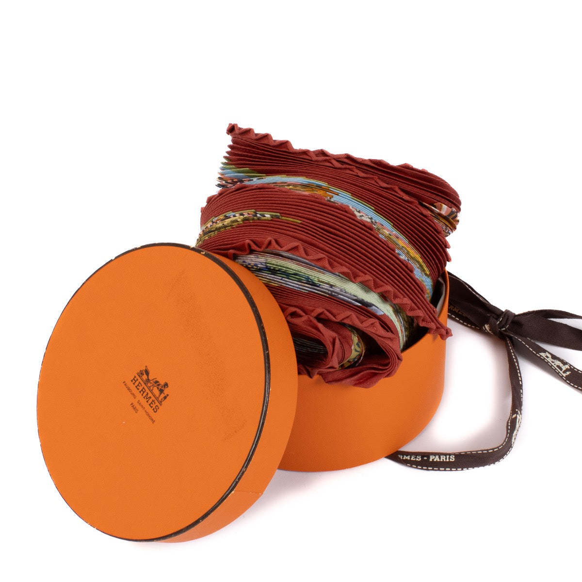 Shop safe online at Labellov in Antwerp, Brussels and Knokke this 100% authentic second hand Hermès Red Nuba Mountain Plissé Scarf