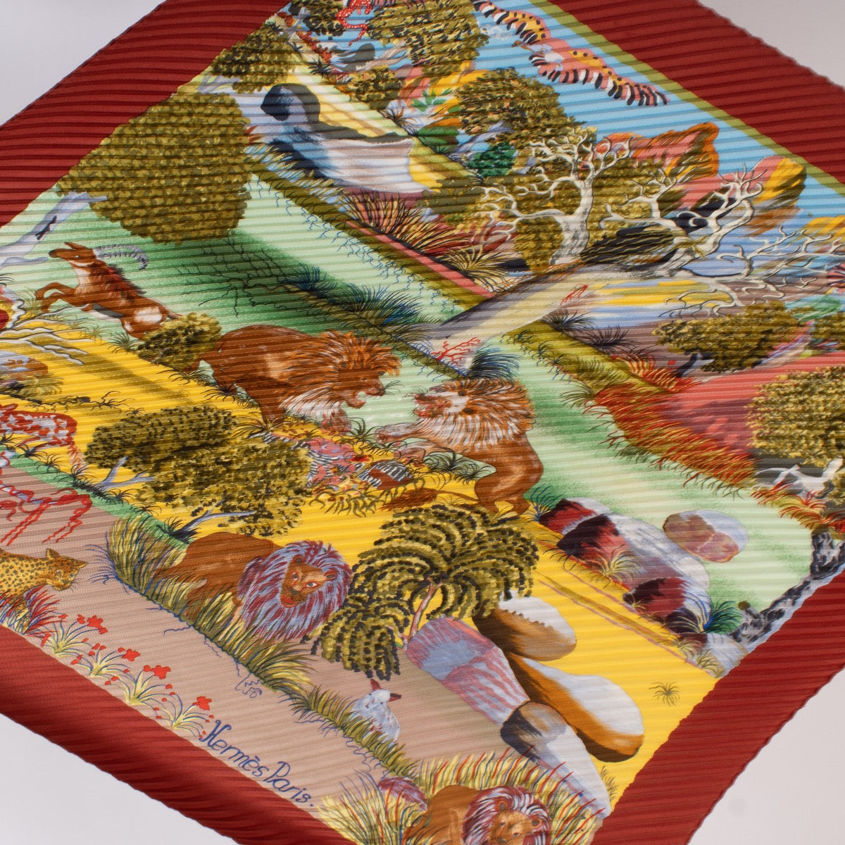 Shop safe online at Labellov in Antwerp, Brussels and Knokke this 100% authentic second hand Hermès Red Nuba Mountain Plissé Scarf