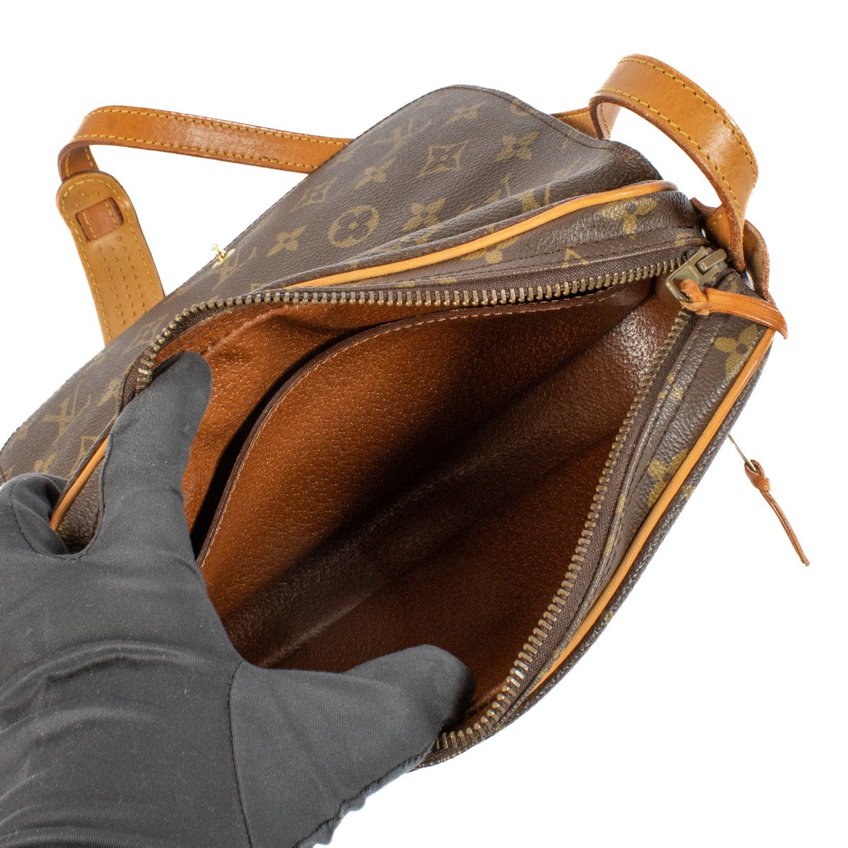 Shop safe online at Labellov in Antwerp, Brussels and Knokke this 100% authentic second hand Louis Vuitton Monogram Saint Germain 24 Crossbody Bag