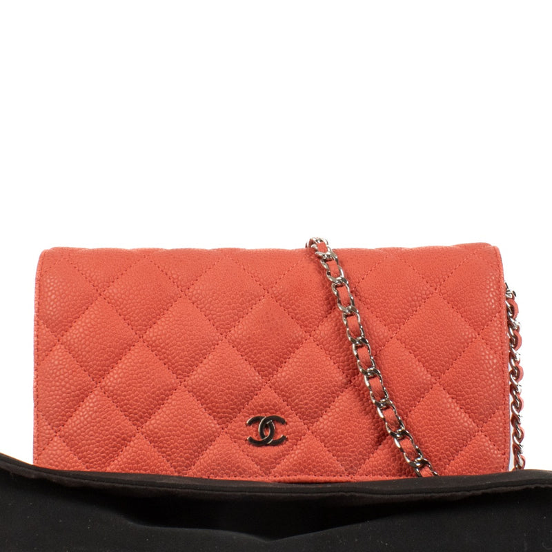Shop safe online at Labellov in Antwerp, Brussels and Knokke this 100% authentic second hand Chanel Coral Matte Caviar Wallet On Chain