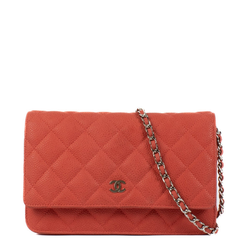 Shop safe online at Labellov in Antwerp, Brussels and Knokke this 100% authentic second hand Chanel Coral Matte Caviar Wallet On Chain