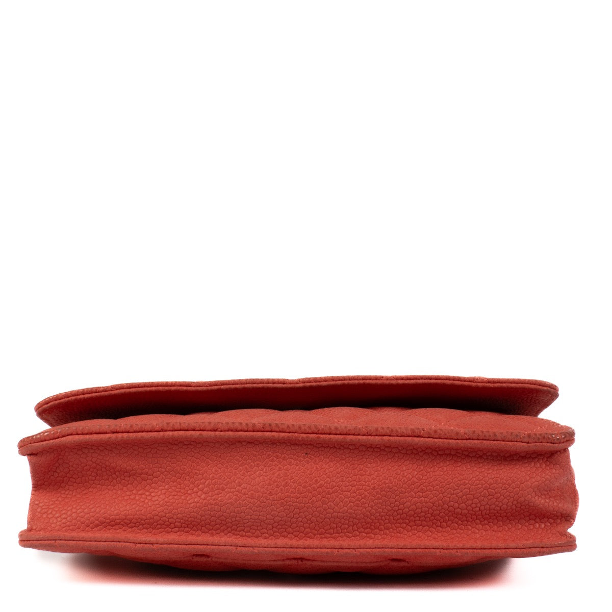 Shop safe online at Labellov in Antwerp, Brussels and Knokke this 100% authentic second hand Chanel Coral Matte Caviar Wallet On Chain