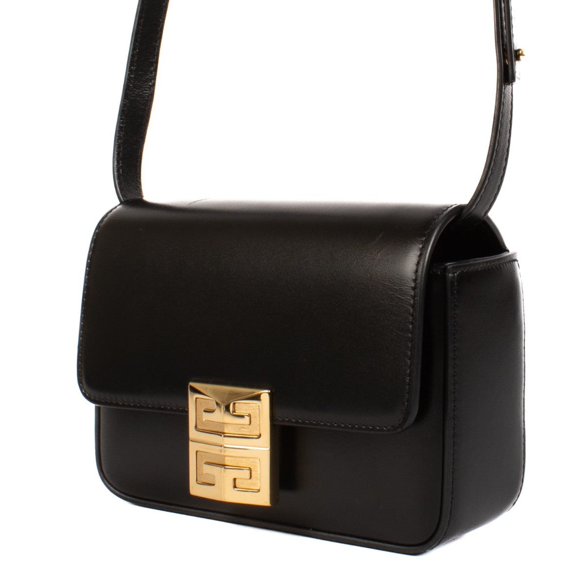 Shop safe online at Labellov in Antwerp, Brussels and Knokke this 100% authentic second hand Givenchy Black Box Calfskin Small 4G Crossbody Bag