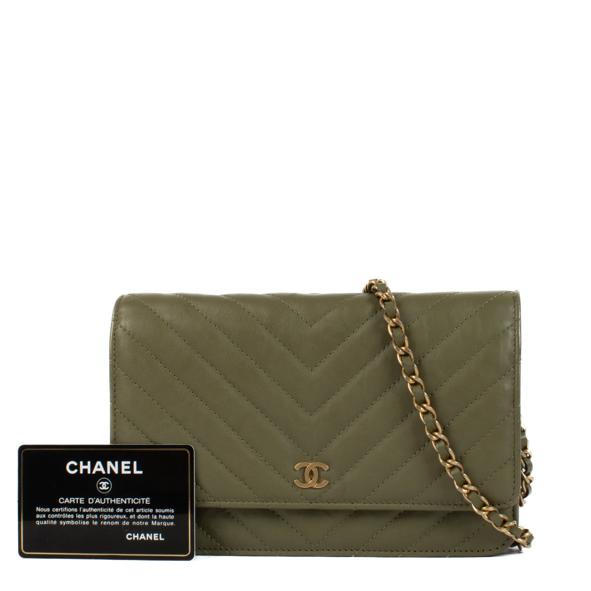 Shop safe online at Labellov in Antwerp, Brussels and Knokke this 100% authentic second hand Chanel Green Leather Wallet on Chain Crossbody