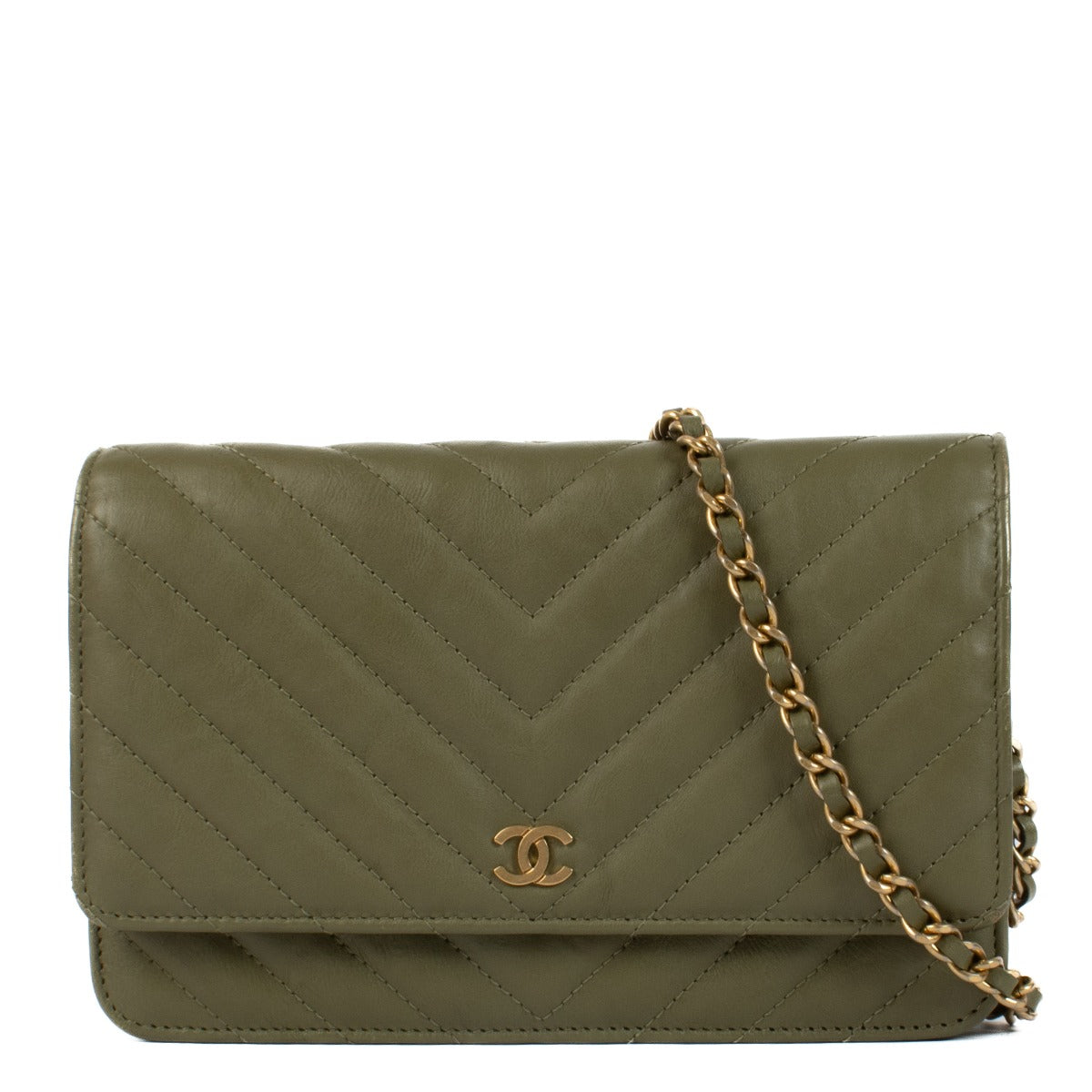 Shop safe online at Labellov in Antwerp, Brussels and Knokke this 100% authentic second hand Chanel Green Leather Wallet on Chain Crossbody