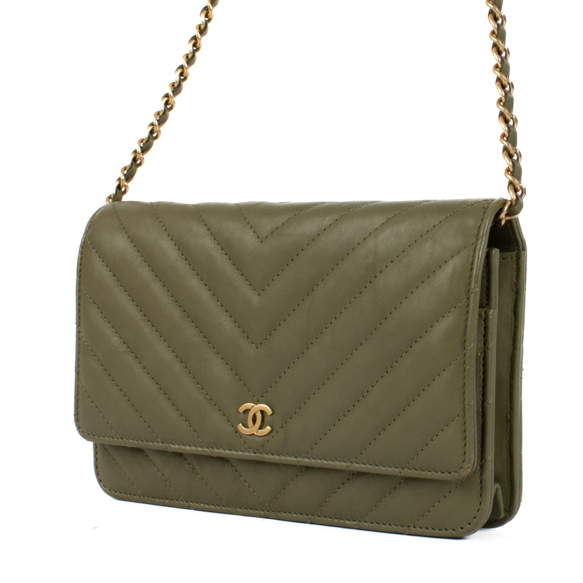 Shop safe online at Labellov in Antwerp, Brussels and Knokke this 100% authentic second hand Chanel Green Leather Wallet on Chain Crossbody