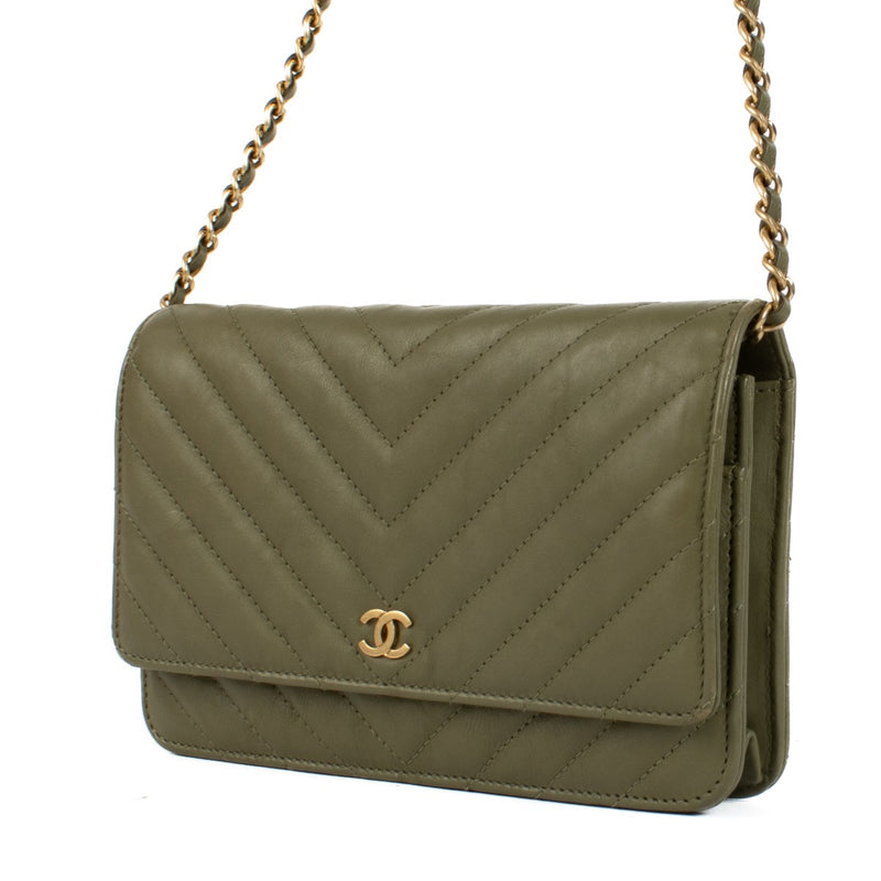 Shop safe online at Labellov in Antwerp, Brussels and Knokke this 100% authentic second hand Chanel Green Leather Wallet on Chain Crossbody