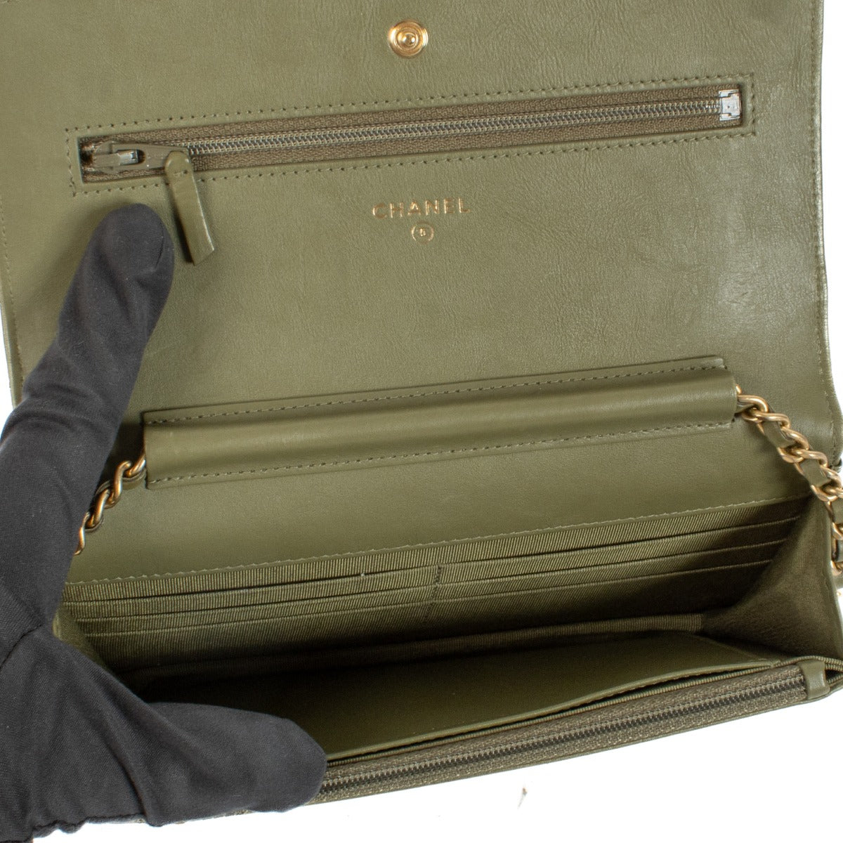 Shop safe online at Labellov in Antwerp, Brussels and Knokke this 100% authentic second hand Chanel Green Leather Wallet on Chain Crossbody