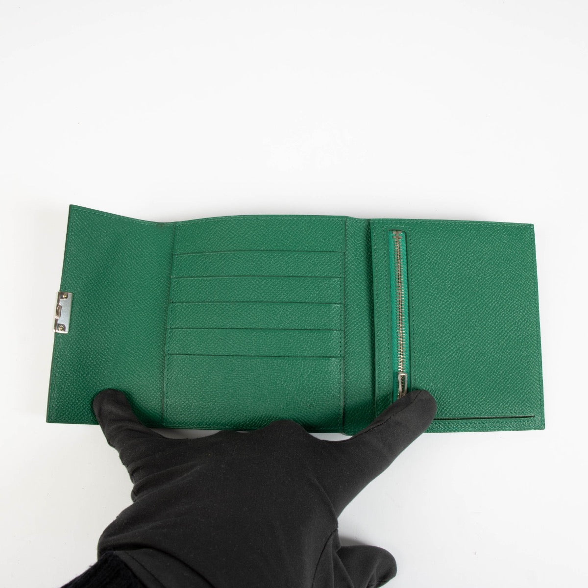Authentic pre-loved Hermès Green Epsom Clic 12 Wallet on Labellov.com