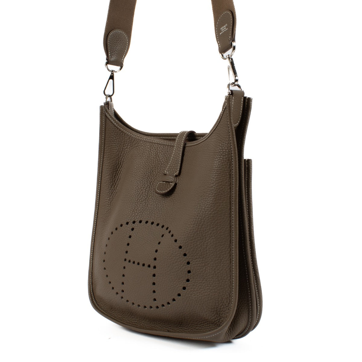 Shop safe online at Labellov in Antwerp, Brussels and Knokke this 100% authentic second hand Hermès Etoupe Clemence Taurillon Evelyne III 29