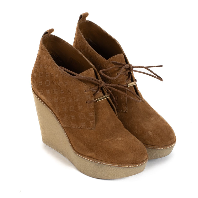 Shop safe online at Labellov in Antwerp, Brussels and Knokke these 100% authentic second hand Louis Vuitton Camel Monogram Suede Wedge Boots - size 38