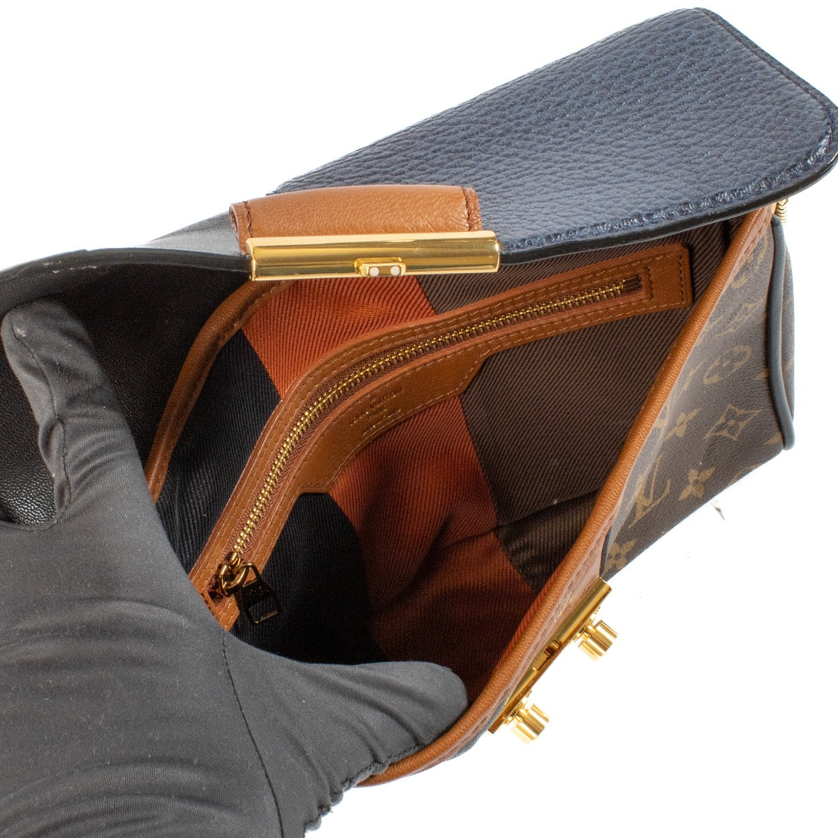 Shop safe online at Labellov in Antwerp, Brussels and Knokke this 100% authentic second hand Louis Vuitton Monogram Blocks Pochette Plate Shoulder Bag