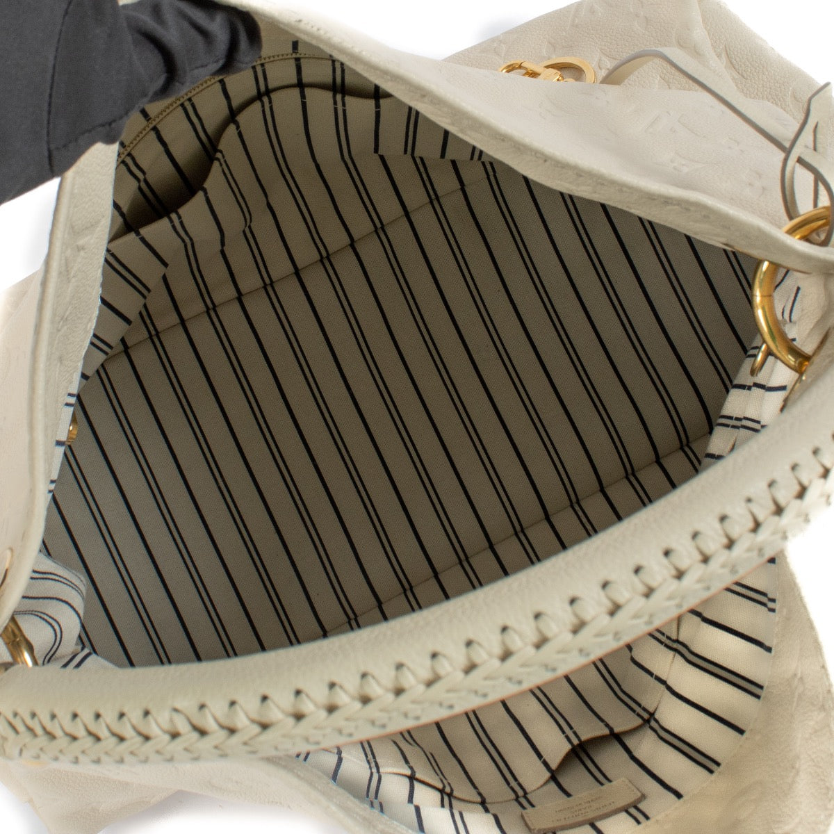 Shop safe online at Labellov in Antwerp, Brussels and Knokke this 100% authentic second hand Louis Vuitton White Monogram Artsy MM Bag
