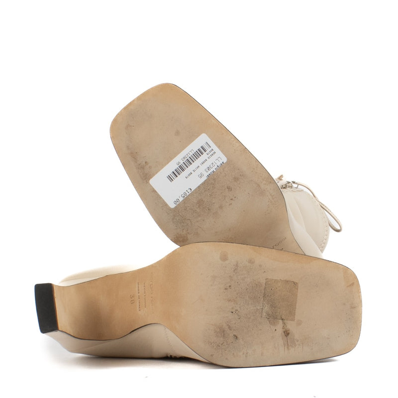 Shop safe online at Labellov in Antwerp, Brussels and Knokke this 100% authentic second hand Sergio Rossi White Leather Square Toe Boots - Size 38