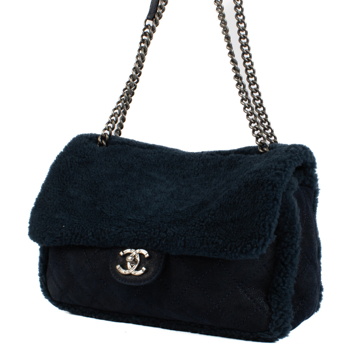 Chanel Timeless Blue Teddy Shoulder Bag aan de beste prijs bij Labellov. Wij kopen en verkopen aan de beste prijs.