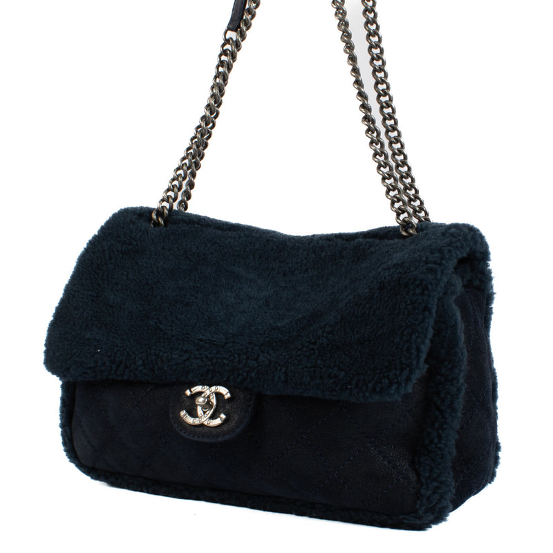 Chanel Timeless Blue Teddy Shoulder Bag aan de beste prijs bij Labellov. Wij kopen en verkopen aan de beste prijs.