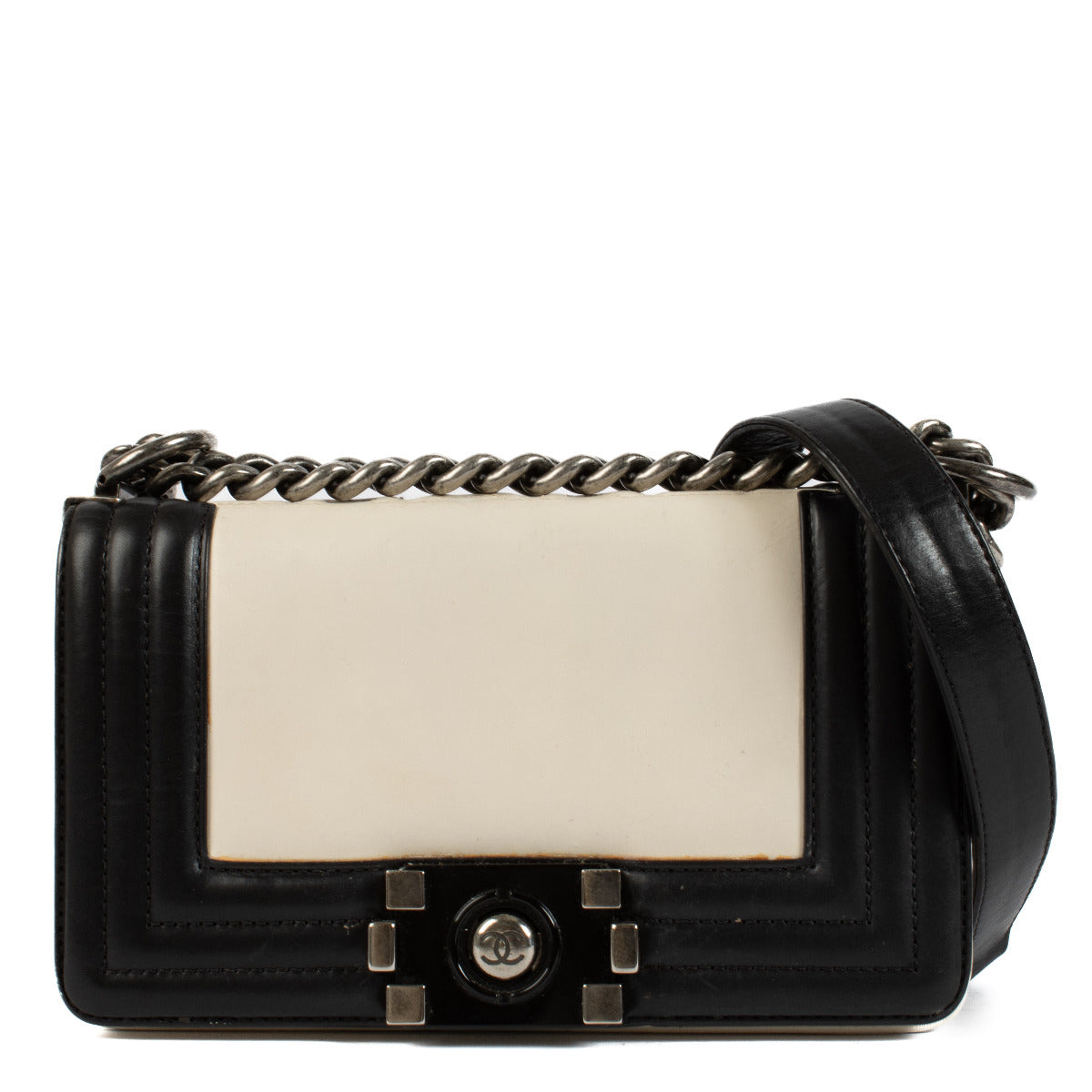 Chanel Black & Cream Calfskin Leather Small Boy Bag for the best price at Labellov secondhand luxury in Antwerp Knokke Brussel. Koop en verkoop aan de beste prijs bij Labellov tweedehands winkel.