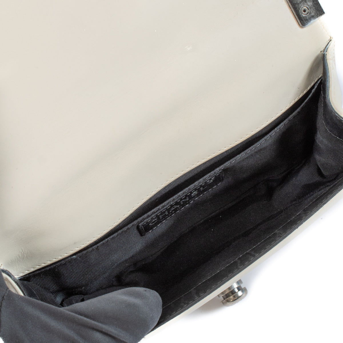 Sac Boy Chanel petit modèle en cuir de veau noir et crème