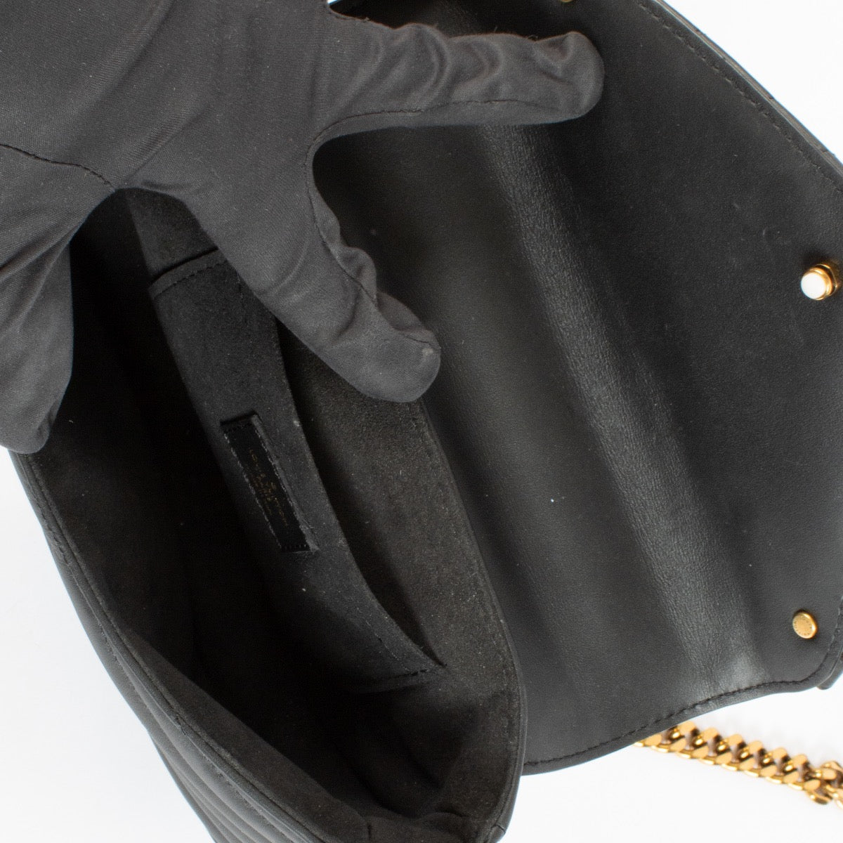 Louis Vuitton Black Leather New Wave PM Bag for the best price at Labellov secondhand luxury in Antwerp. Buy, sell and love your bags bought at Labellov. Worldwide shipping.