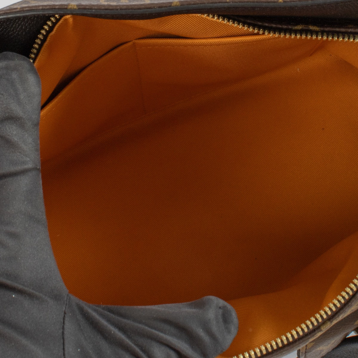 Buy authentic secondhand Louis Vuitton Monogram Manhattan Shoulder Bag at the right price at LabelLOV vintage webshop. Safe and secure online shopping. Koop authentieke tweedehands Louis Vuitton Monogram Manhattan Shoulder Bag met juiste prijs bij LabelLO