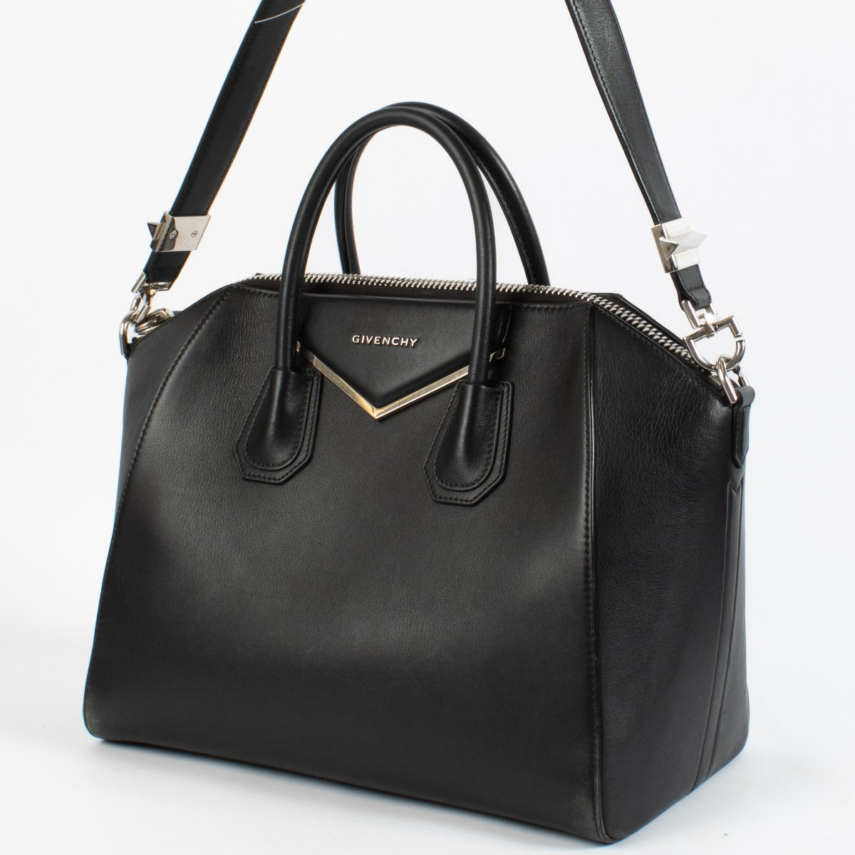 preloved authentic Givenchy Black Antigona Medium Bag on labellov.com