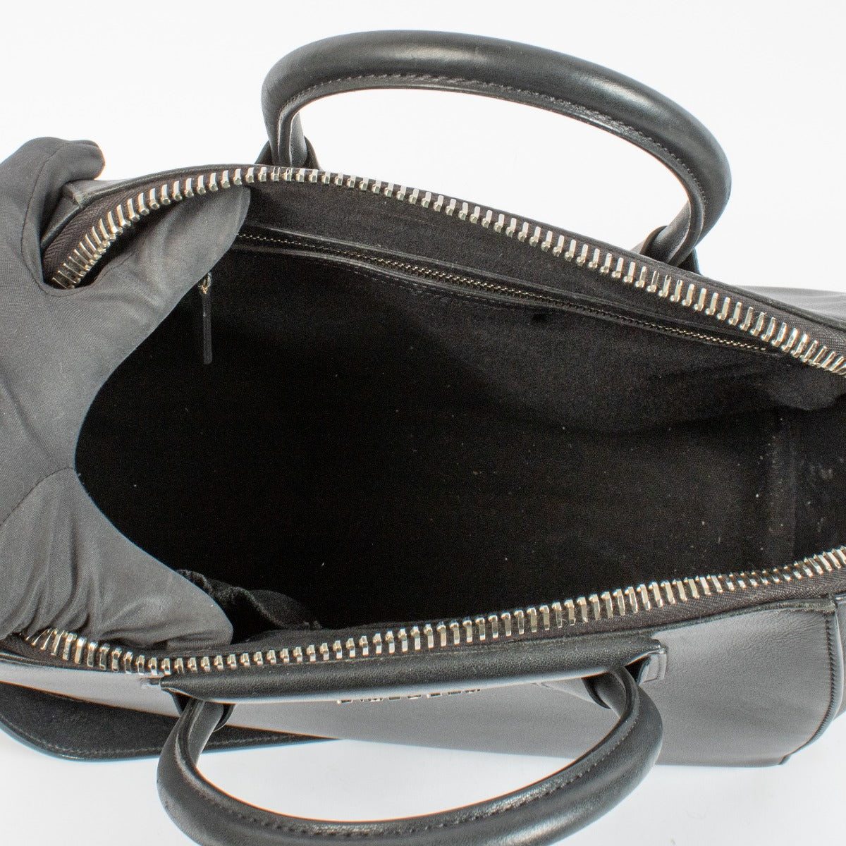 preloved authentic Givenchy Black Antigona Medium Bag on labellov.com