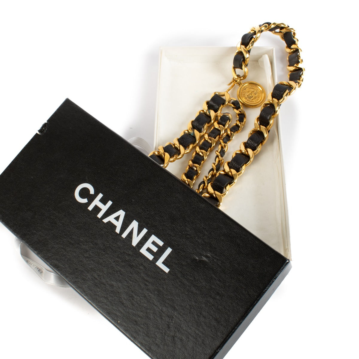 Shop safe online at Labellov in Antwerp, Brussels and Knokke this 100% authentic second hand Chanel Black and Gold Chain Belt
