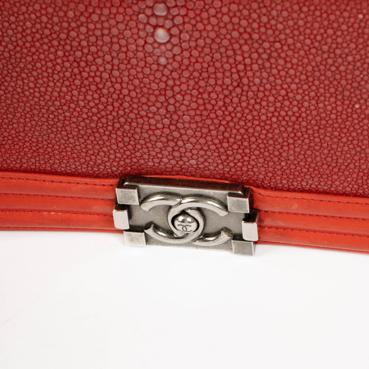 Sac Chanel Boy Chanel moyen en galuchat rouge