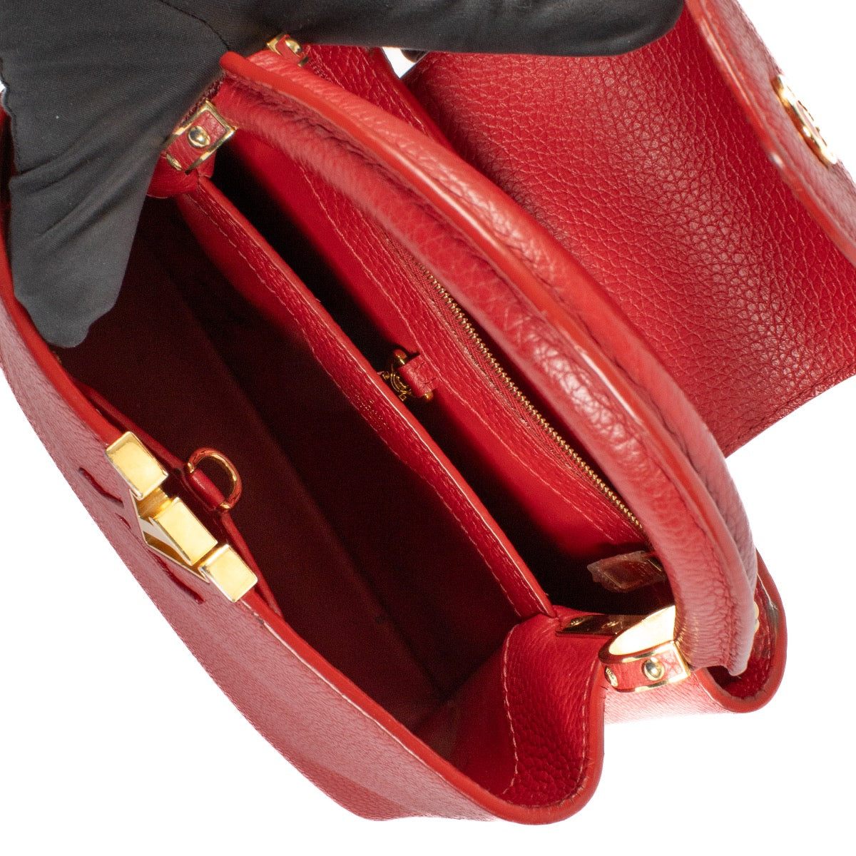 Shop safe online at Labellov in Antwerp, Brussels and Knokke this 100% authentic second hand Louis Vuitton Scarlet Red Capucines BB