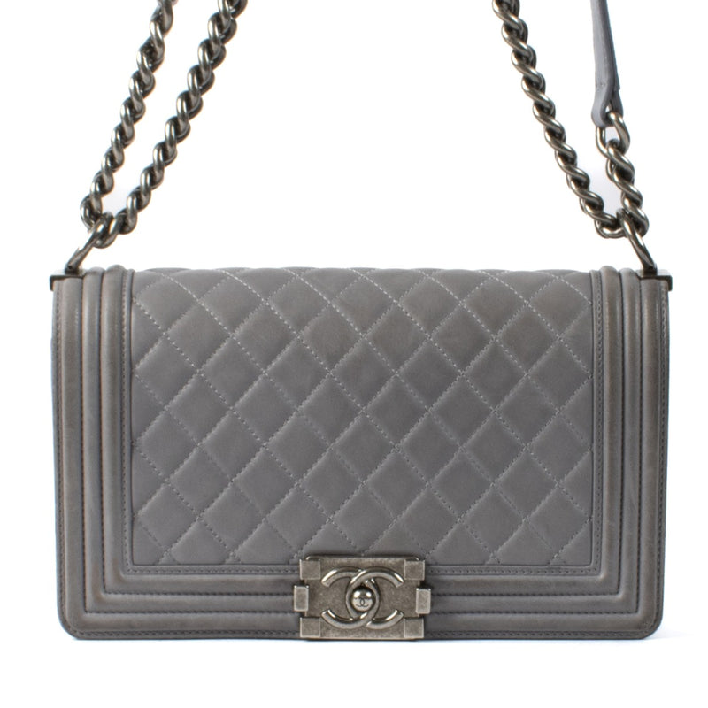 Shop safe online at Labellov in Antwerp, Brussels and Knokke this 100% authentic second hand Chanel Grey Leather Medium Boy Bag
