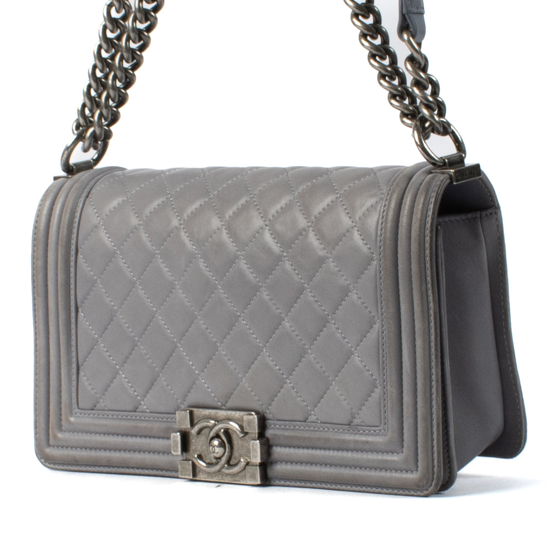 Shop safe online at Labellov in Antwerp, Brussels and Knokke this 100% authentic second hand Chanel Grey Leather Medium Boy Bag
