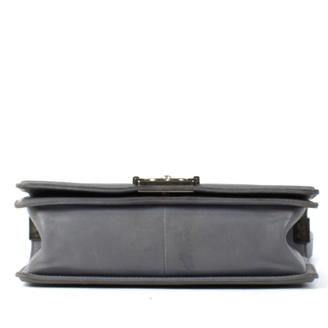 Shop safe online at Labellov in Antwerp, Brussels and Knokke this 100% authentic second hand Chanel Grey Leather Medium Boy Bag