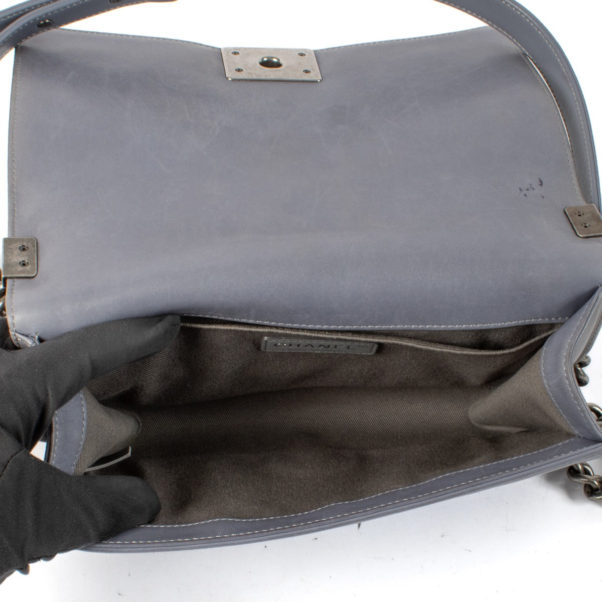 Shop safe online at Labellov in Antwerp, Brussels and Knokke this 100% authentic second hand Chanel Grey Leather Medium Boy Bag
