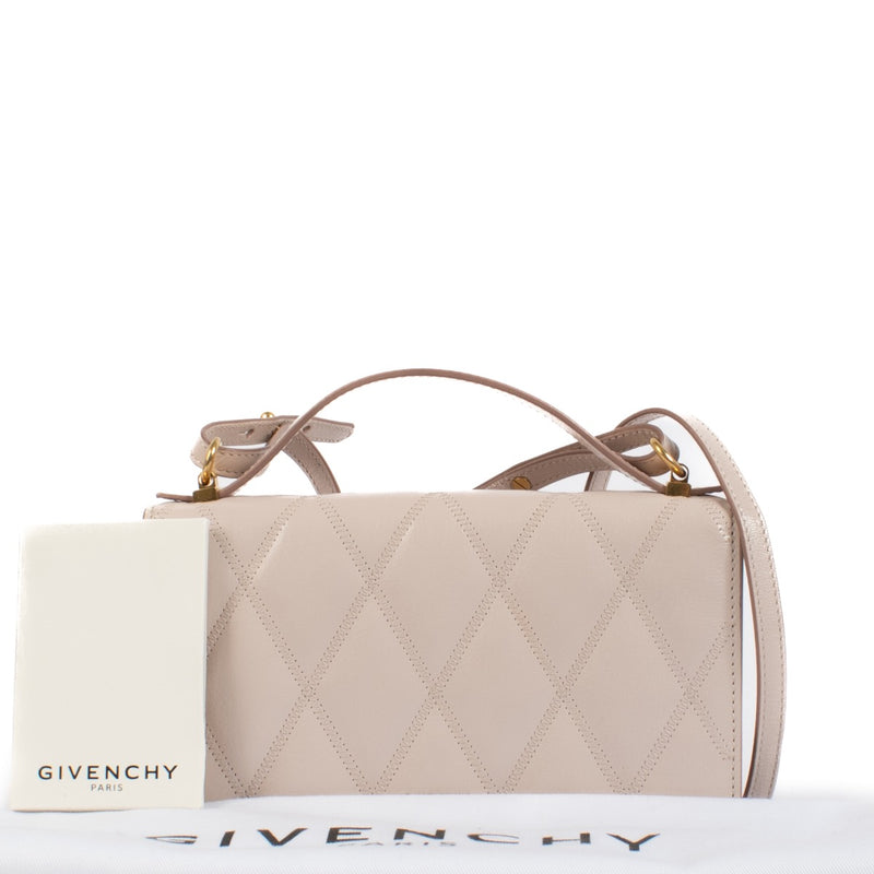 Shop safe online at Labellov in Antwerp, Brussels and Knokke this 100% authentic second hand Givenchy Pale Pink Goatskin GV3 Strap Wallet