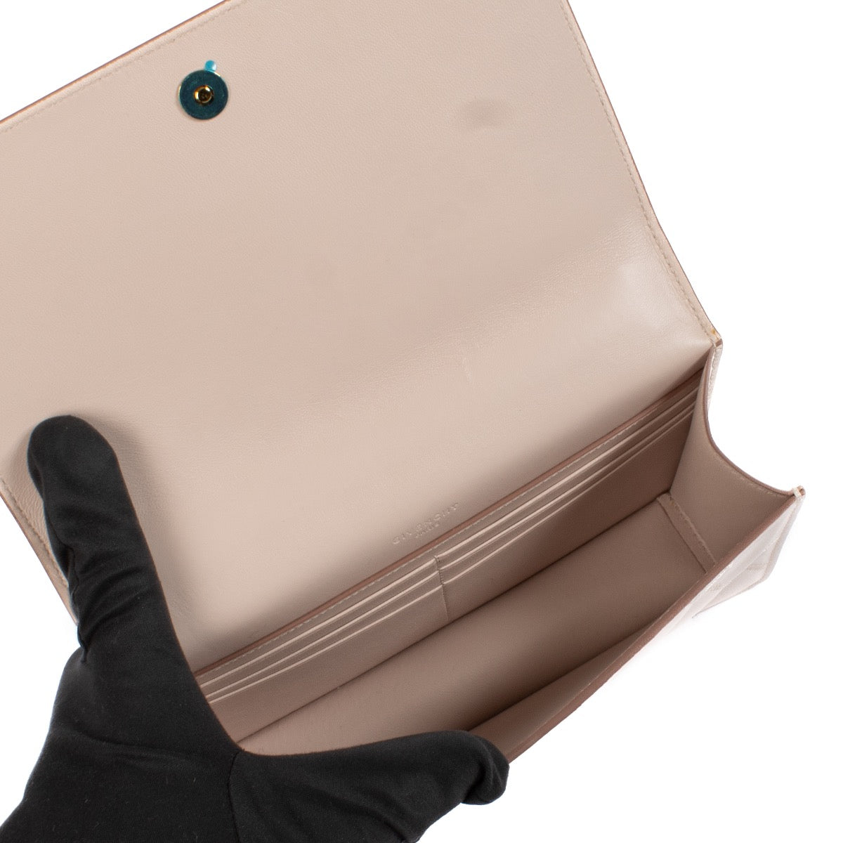 Shop safe online at Labellov in Antwerp, Brussels and Knokke this 100% authentic second hand Givenchy Pale Pink Goatskin GV3 Strap Wallet