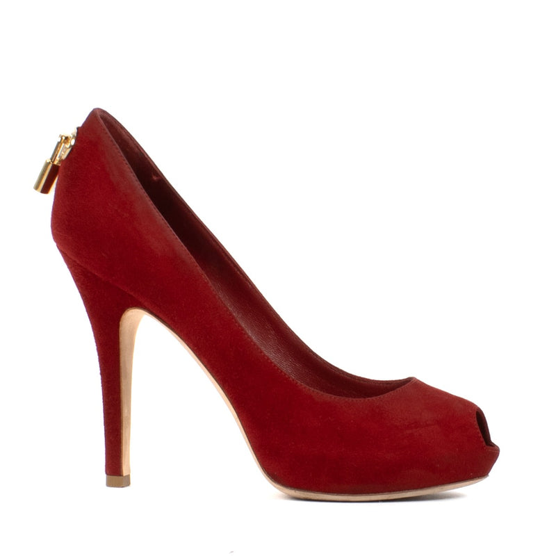 Shop safe online at Labellov in Antwerp, Brussels and Knokke this 100% authentic second hand Louis Vuitton Red Suede Lock Oh Really Pumps - Size 36