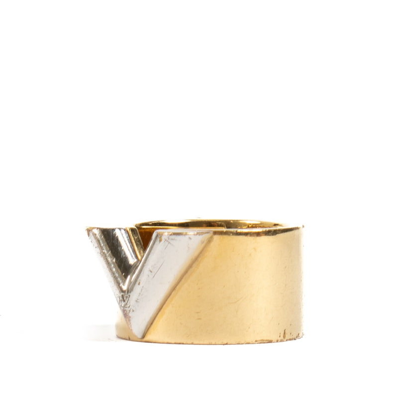Shop safe online at Labellov in Antwerp, Brussels and Knokke this 100% authentic second hand Louis Vuitton M61085 Gold & Silver Essential V Ring - Size L