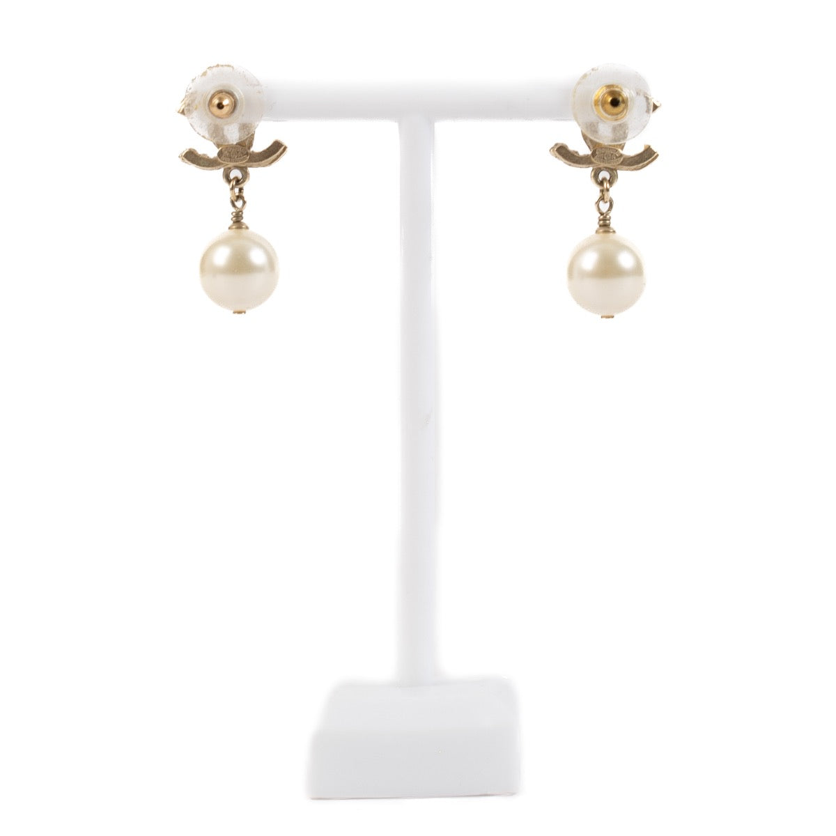 Shop safe online at Labellov in Antwerp, Brussels and Knokke this 100% authentic second hand Chanel 11A Pearl Drop Earrings