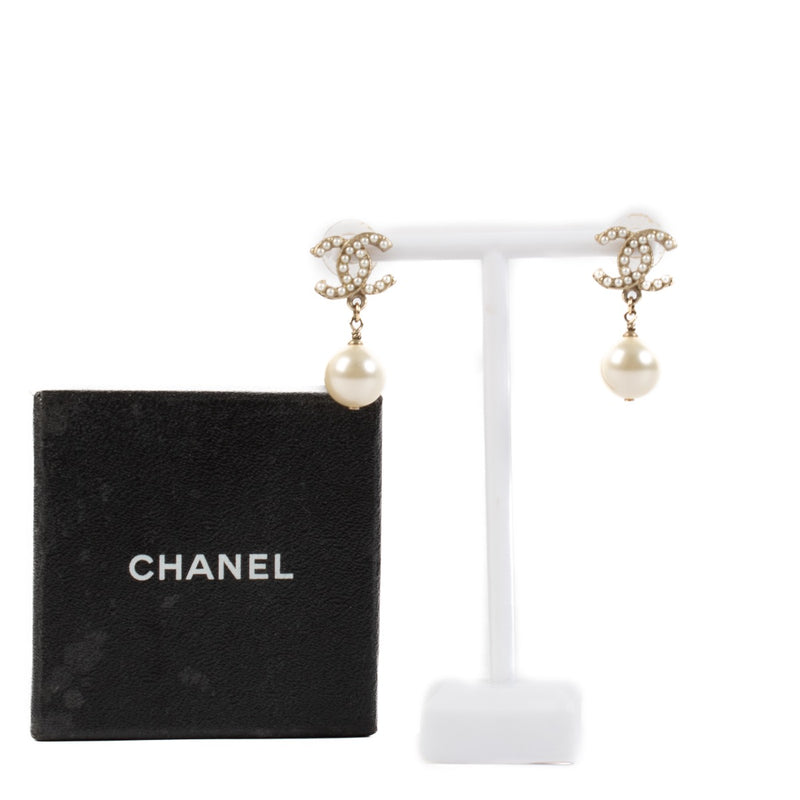 Shop safe online at Labellov in Antwerp, Brussels and Knokke this 100% authentic second hand Chanel 11A Pearl Drop Earrings