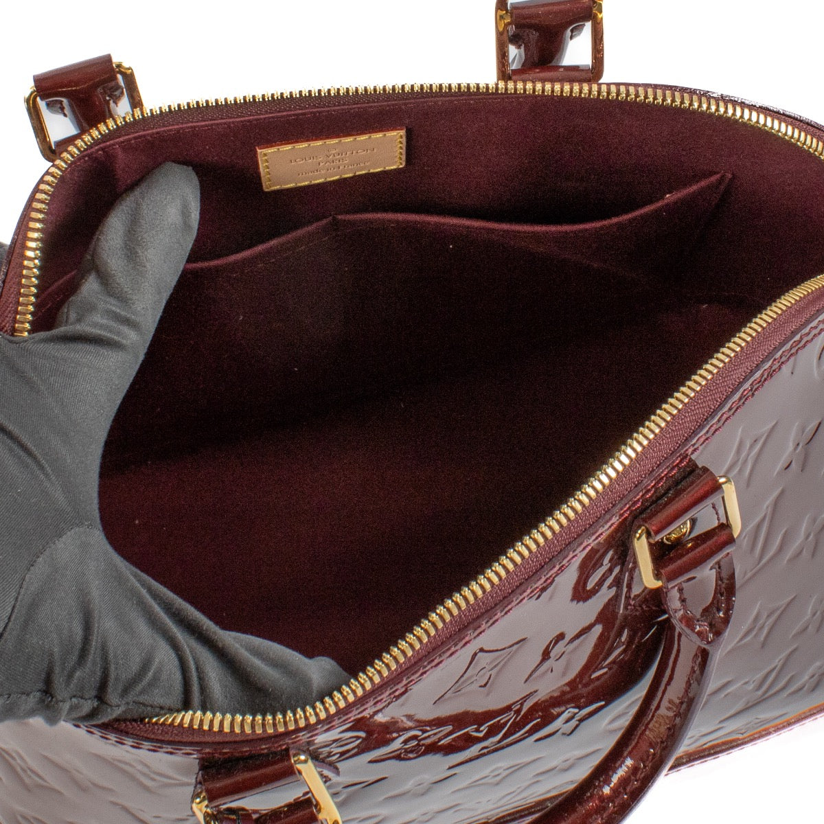 Louis Vuitton Amarante Monogram Vernis Alma PM for the best price at Labellov secondhand luxury in Antwerp, Brussels and Knokke. Buy and sell your preloved and new designer bags.