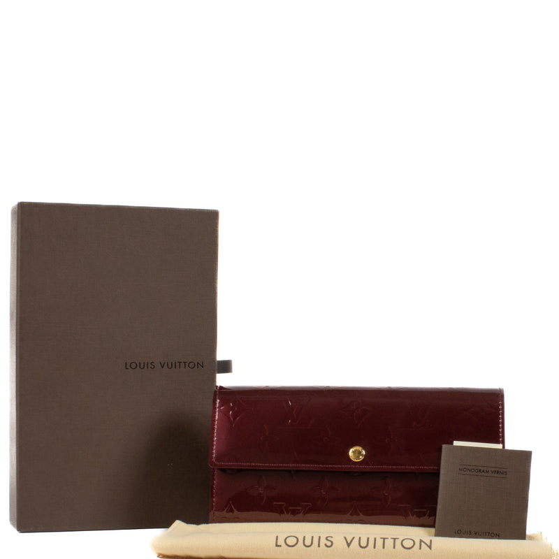 Shop safe online at Labellov in Antwerp, Brussels and Knokke this 100% authentic second hand Louis Vuitton Amarante Monogram Vernis Sarah Wallet