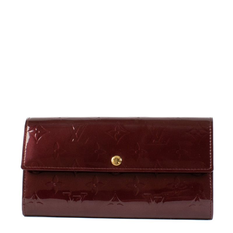Shop safe online at Labellov in Antwerp, Brussels and Knokke this 100% authentic second hand Louis Vuitton Amarante Monogram Vernis Sarah Wallet