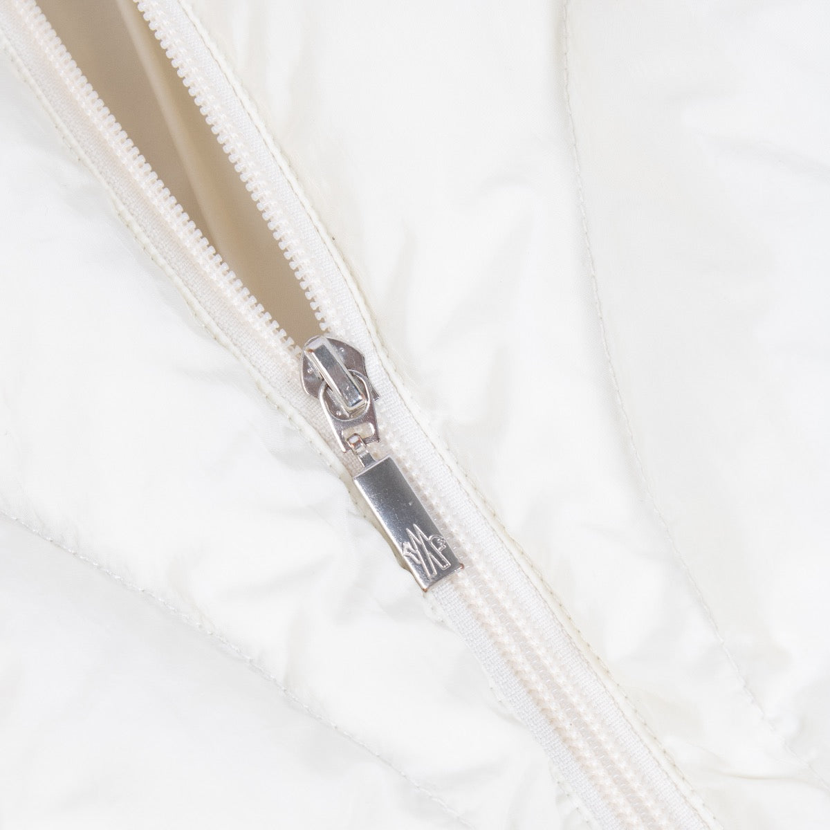 Authentic second hand Moncler White Coat on Labellov.com