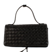 Shop safe online at Labellov in Antwerp, Brussels and Knokke this 100% authentic second hand Bottega Veneta Black Intrecciato Top Handle/Clutch. Veilig online authentieke tweedehands Bottega Veneta Black Intrecciato Top Handle/Clutch kopen bij Labellov.