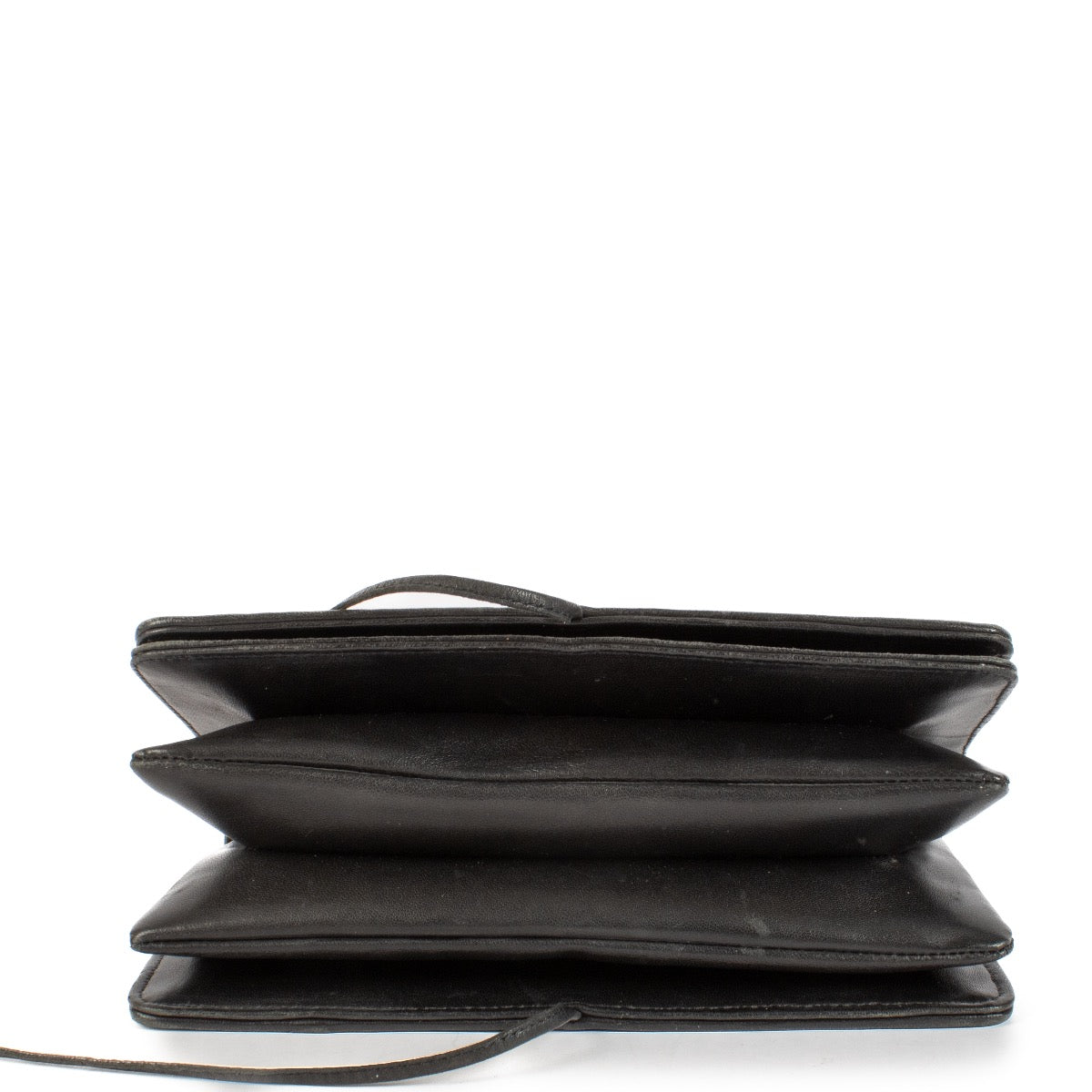 Shop safe online at Labellov in Antwerp, Brussels and Knokke this 100% authentic second hand Bottega Veneta Black Intrecciato Top Handle/Clutch. Veilig online authentieke tweedehands Bottega Veneta Black Intrecciato Top Handle/Clutch kopen bij Labellov.