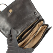 Shop safe online at Labellov in Antwerp, Brussels and Knokke this 100% authentic second hand Bottega Veneta Black Intrecciato Top Handle/Clutch. Veilig online authentieke tweedehands Bottega Veneta Black Intrecciato Top Handle/Clutch kopen bij Labellov.