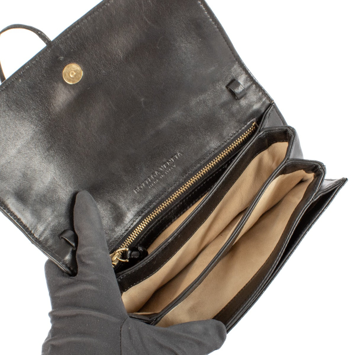 Shop safe online at Labellov in Antwerp, Brussels and Knokke this 100% authentic second hand Bottega Veneta Black Intrecciato Top Handle/Clutch. Veilig online authentieke tweedehands Bottega Veneta Black Intrecciato Top Handle/Clutch kopen bij Labellov.