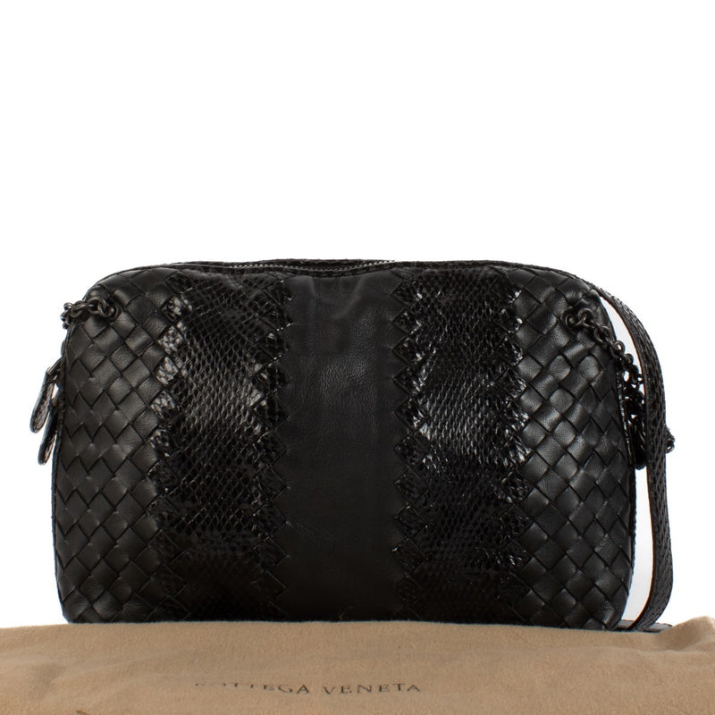 Shop safe online at Labellov in Antwerp, Brussels and Knokke this 100% authentic second hand Bottega Veneta Black Python Camera Crossbody Bag. Veilig online tweedehands authentieke Bottega Veneta zwarte crossbody handtas bij Labellov.