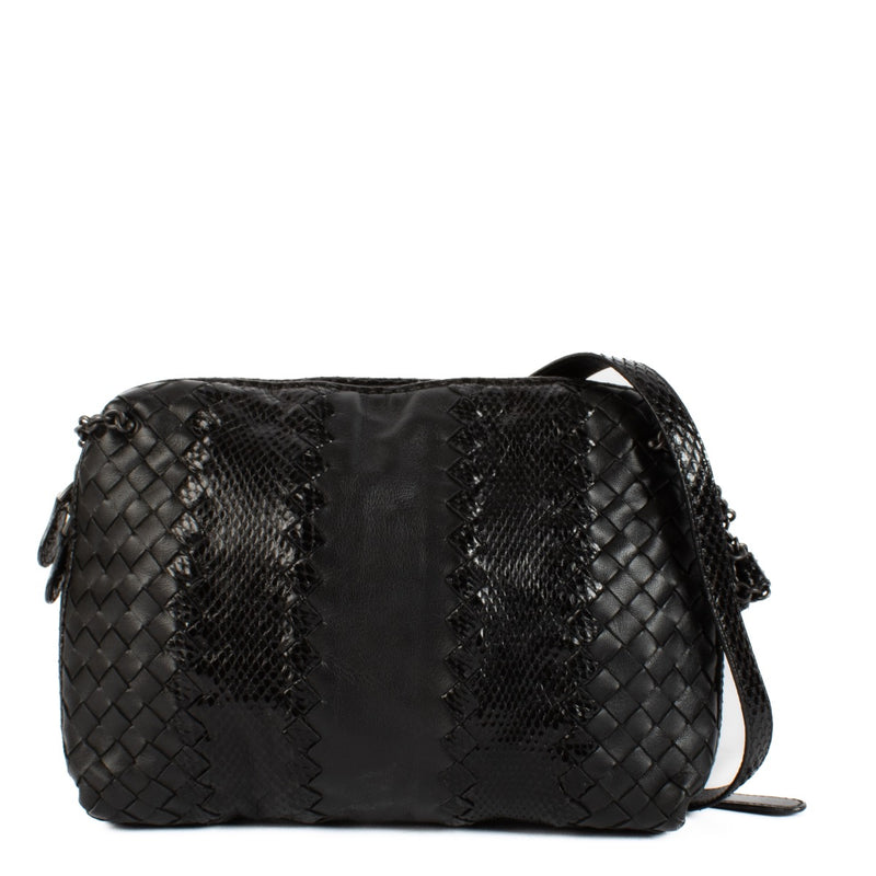 Shop safe online at Labellov in Antwerp, Brussels and Knokke this 100% authentic second hand Bottega Veneta Black Python Camera Crossbody Bag. Veilig online tweedehands authentieke Bottega Veneta zwarte crossbody handtas bij Labellov.